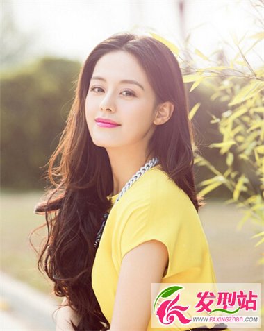 清新女生長卷發(fā)造型 設(shè)計(jì)感十足絕對(duì)吸睛