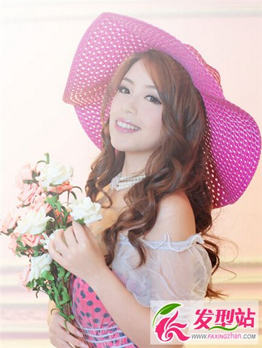 清新甜美女生長(zhǎng)卷發(fā)發(fā)型 詮釋不一樣的美