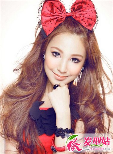 女生披肩長(zhǎng)卷發(fā)發(fā)型 展現(xiàn)你時(shí)尚嫵媚女人味