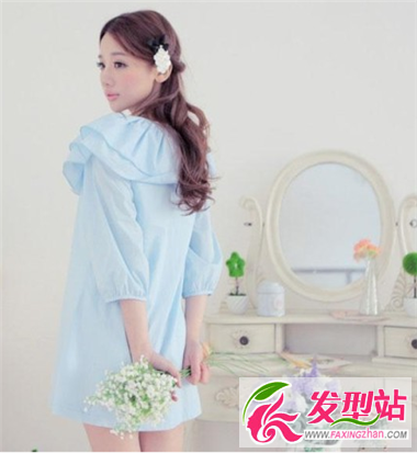 可愛(ài)女生展現(xiàn)白里透紅肌膚 中長(zhǎng)發(fā)發(fā)型為你一次搞定