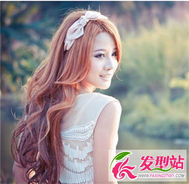 可愛女生展現(xiàn)白里透紅肌膚 中長(zhǎng)發(fā)發(fā)型為你一次搞定