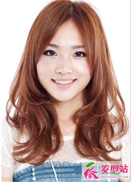 長發(fā)女生展現(xiàn)柔和造型效果 清晰卷發(fā)發(fā)型給你更多造型空間