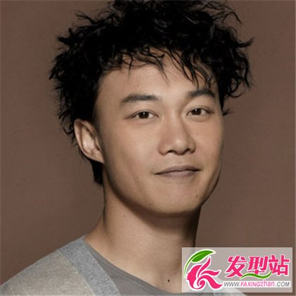 陳奕迅男士經(jīng)典燙發(fā) 打造時(shí)尚個(gè)性視覺(jué)效果