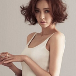 李多喜短發(fā)造型圖片 韓式慵懶風(fēng)展現(xiàn)知性魅力