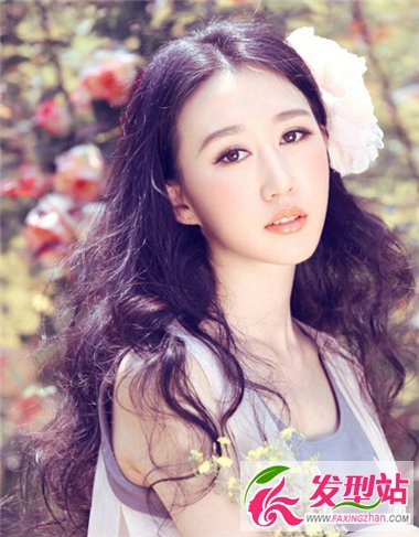 中分時尚發(fā)型設計 讓你搖身一變春天浪漫女神