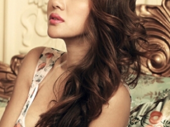 女生優(yōu)雅側(cè)披卷發(fā) 詮釋知性時(shí)尚美 女生優(yōu)雅側(cè)披卷發(fā) 詮釋知性時(shí)尚美