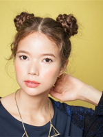 麻花丸子頭扎發(fā)教程 女生DIY可愛清爽發(fā)型 打造甜美減齡風格