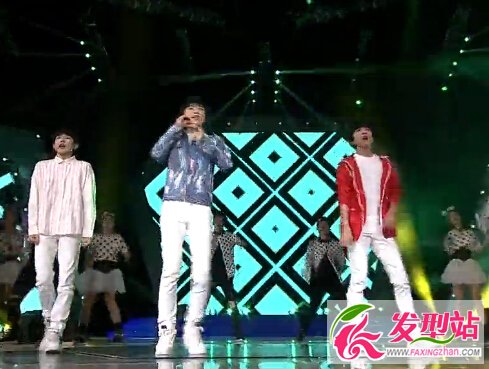2015音樂風(fēng)云榜盛典TFBOYS《青春修煉手冊》視頻 TFBOYS2015音樂風(fēng)云榜獲獎視頻