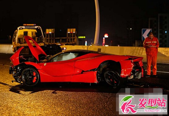 上海紅色法拉利辣法LaFerrari車禍現(xiàn)場照片視頻 車牌滬B6J158法拉利辣法車主是誰引網(wǎng)友關(guān)注