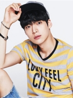 韓國流行紋理燙發(fā)發(fā)型 氣質(zhì)男生帥氣發(fā)型