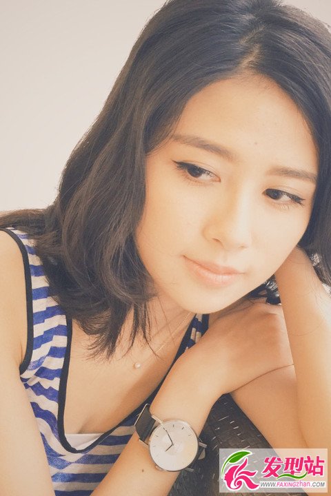 女生齊肩中短發(fā)蓬松打理教程 迷人隨性“睡不醒”頭發(fā)最流行