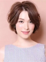 日系女生短發(fā)燙發(fā)發(fā)型 蓬松發(fā)型顯露時(shí)尚個(gè)性氣質(zhì)感