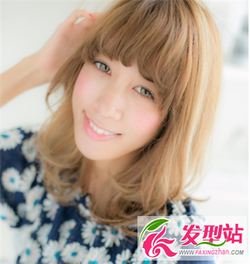 中長(zhǎng)發(fā)梨花燙