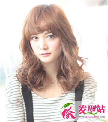 發(fā)量少的女生適合蓬松發(fā)型 中長發(fā)燙發(fā)發(fā)型最吸睛