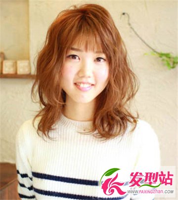 發(fā)量少的女生適合蓬松發(fā)型 中長(zhǎng)發(fā)燙發(fā)發(fā)型最吸睛