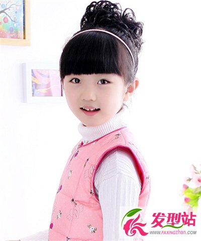 夏天小女孩可愛(ài)扎發(fā)