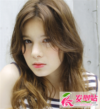 中分與中長(zhǎng)搭配起來顯露女王的氣質(zhì)