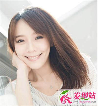 簡約氣質(zhì)的微內(nèi)扣的齊肩直發(fā)