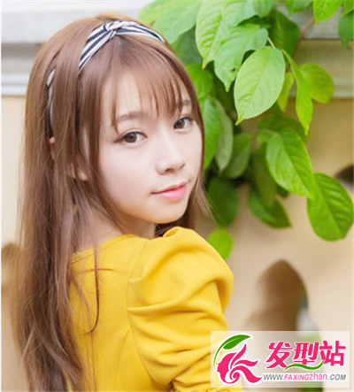 簡單內(nèi)扣式劉海搭配上披肩的發(fā)型