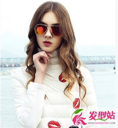 簡(jiǎn)單的長(zhǎng)卷發(fā)設(shè)計(jì)加上女神范的中分發(fā)型