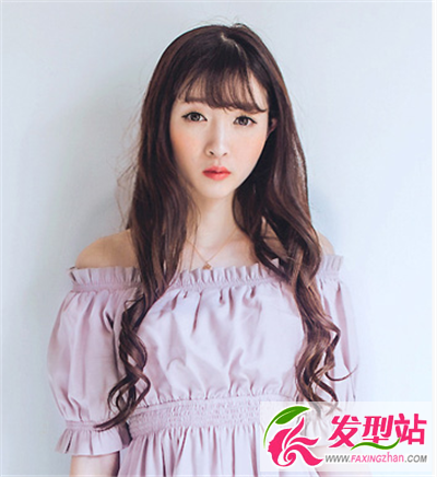飄逸的栗色長發(fā)與時(shí)尚的螺旋卷