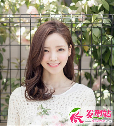 田園風(fēng)格的中長卷發(fā)