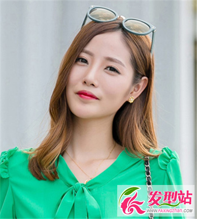 職場(chǎng)中長(zhǎng)發(fā)造型