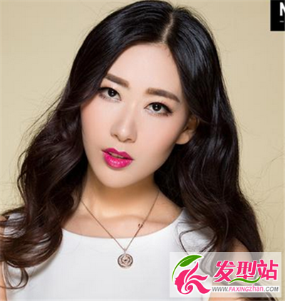 氣質(zhì)中分長(zhǎng)卷發(fā)