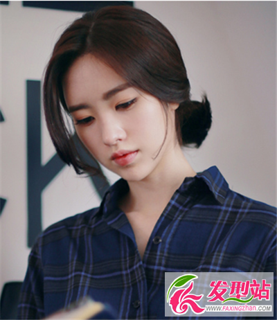 簡(jiǎn)單的中短發(fā)扎起低馬尾發(fā)型