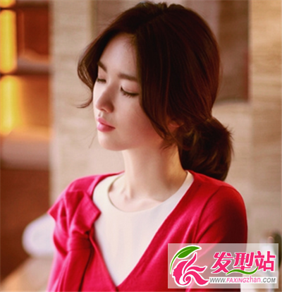 這是一款很有優(yōu)雅知性氣質(zhì)的發(fā)型
