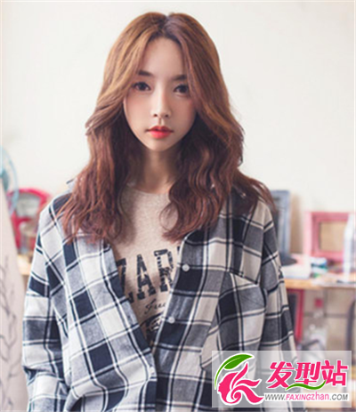 時(shí)尚的中分長(zhǎng)卷發(fā)