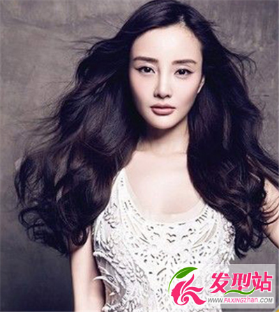 性感嫵媚的時(shí)尚披肩長卷發(fā)