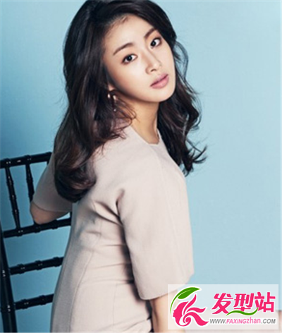 小女人氣質(zhì)的美發(fā)中分造型