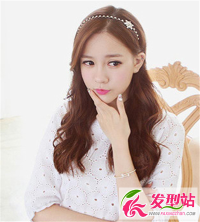 淑女氣質(zhì)長(zhǎng)卷發(fā)