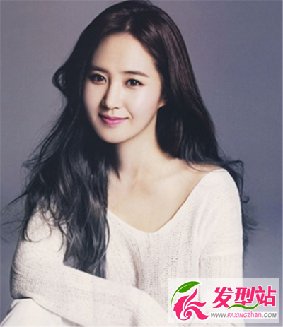 女人氣質(zhì)長(zhǎng)卷發(fā)