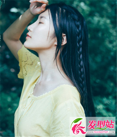 烏黑的披肩長直長發(fā)帶配上細(xì)麻花辮發(fā)型設(shè)計(jì)
