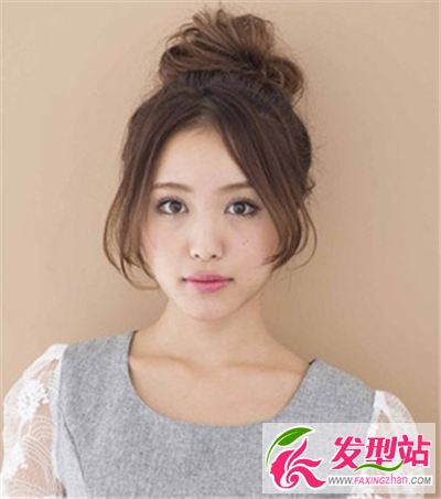 時(shí)尚鬢發(fā)的長(zhǎng)發(fā)弧度設(shè)計(jì)和略顯凌亂感的整體