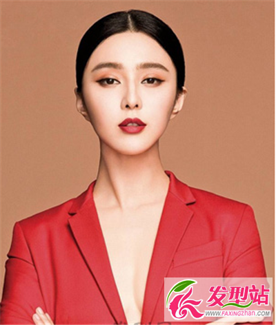 簡(jiǎn)單清新的長(zhǎng)發(fā)中分發(fā)髻造型