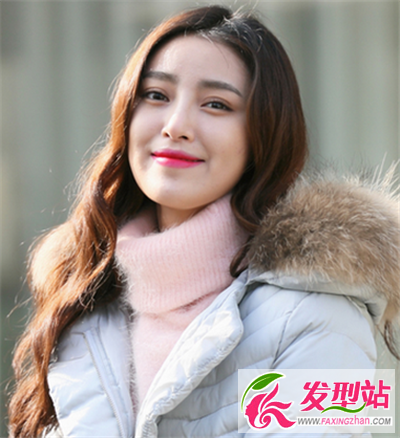 浪漫氣質(zhì)長(zhǎng)卷發(fā)在時(shí)尚的燙發(fā)染發(fā)設(shè)計(jì)