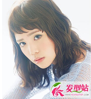 女生水波紋短發(fā)圖片