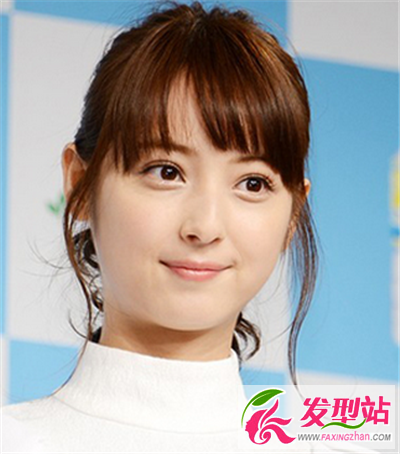 冬季女生扎發(fā)發(fā)型