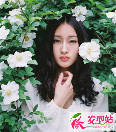 中分中長(zhǎng)卷發(fā)