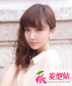 紅棕色韓式側(cè)邊卷發(fā)發(fā)型