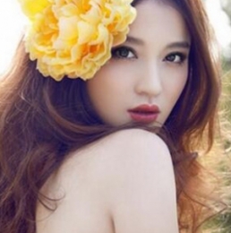 花飾點(diǎn)綴的時(shí)尚長卷發(fā) 中分蓬松燙發(fā)搭配頭花打造森系