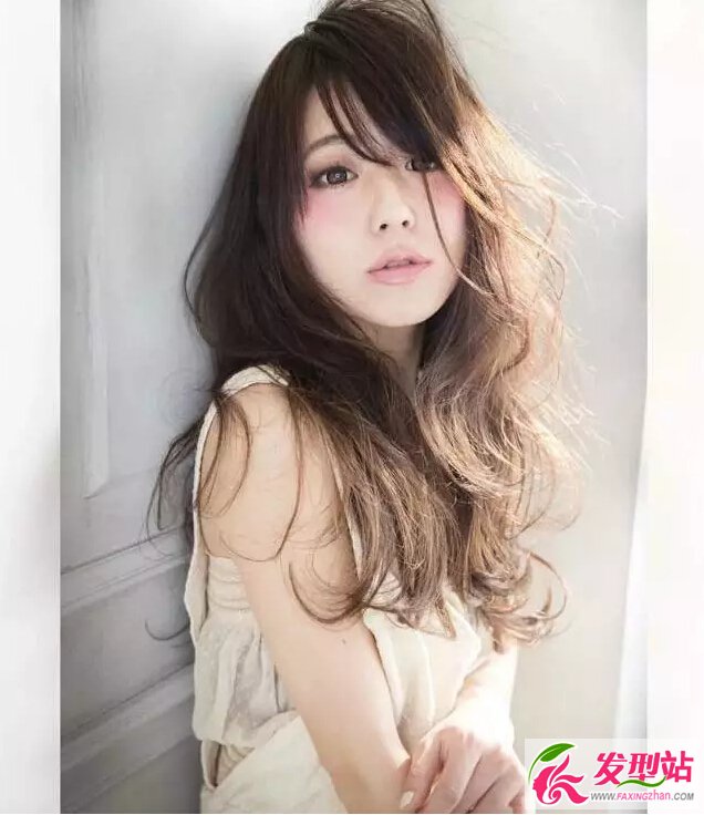 中長(zhǎng)發(fā)燙發(fā)