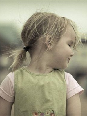 今年流行的小女孩發(fā)型設計 小女孩的頭發(fā)這樣梳才好看