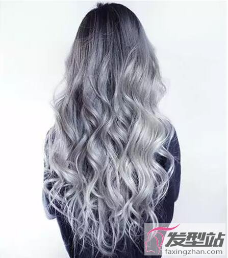 長卷發(fā)最有個性的染發(fā) 炫彩女王的華麗轉(zhuǎn)身