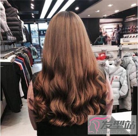長卷發(fā)最有個性的染發(fā) 炫彩女王的華麗轉(zhuǎn)身