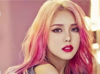 卷發(fā)染成雙色好看嗎 雙色染發(fā)讓卷發(fā)更鮮艷 卷發(fā)染成雙色好看嗎 雙色染發(fā)讓卷發(fā)更鮮艷