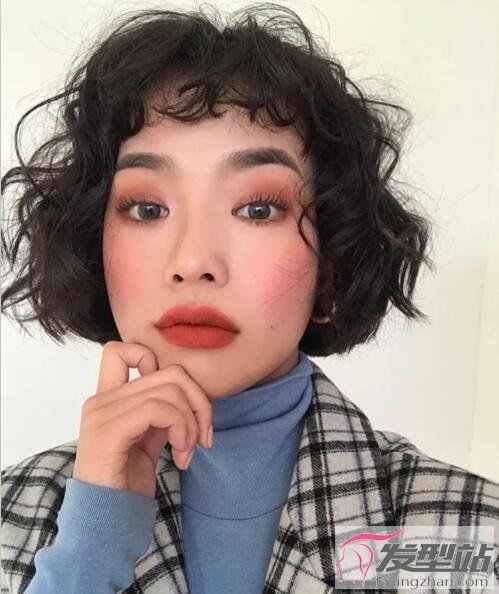 臉女生齊嘴短發(fā)
